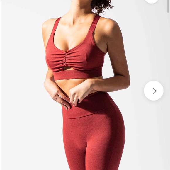 Not available anymore. The poshmark app is glitching and wouldnât delete it - Picture 4 of 10